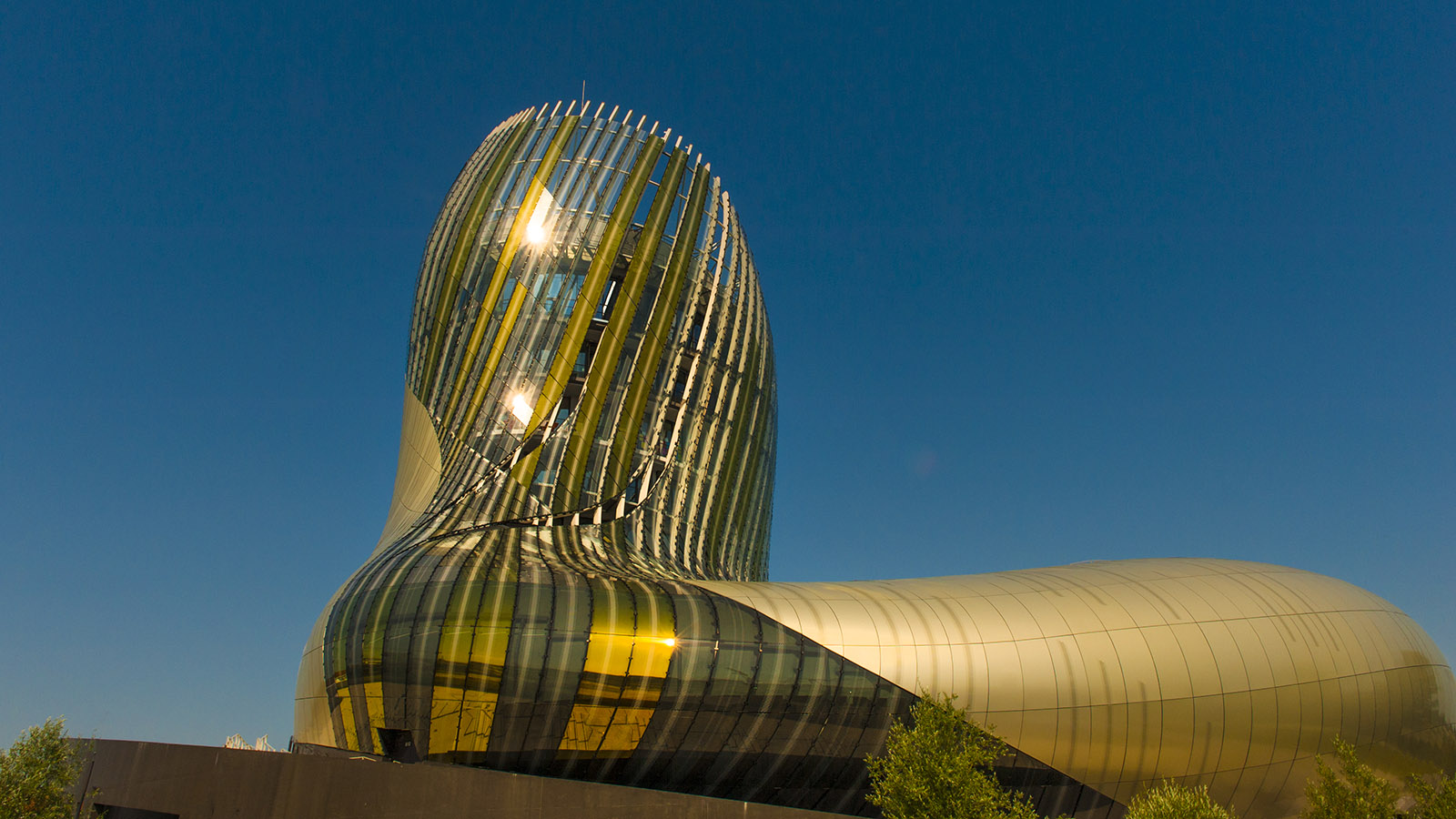 Die Cité du Vin in Bordeaux: ein Erlebnismuseum der weltweiten Weinkultur mit Probierstube in der Panoramabar. Foto: Hilke Maunder